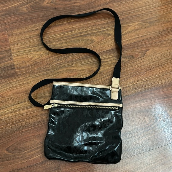 Michael Kors Patent Leather Adjustable Strap Crossbody Shoulder Bag Black - Picture 1 of 8